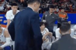 曼联场边指挥情绪激动，国安队员怒摔水瓶！的简单介绍